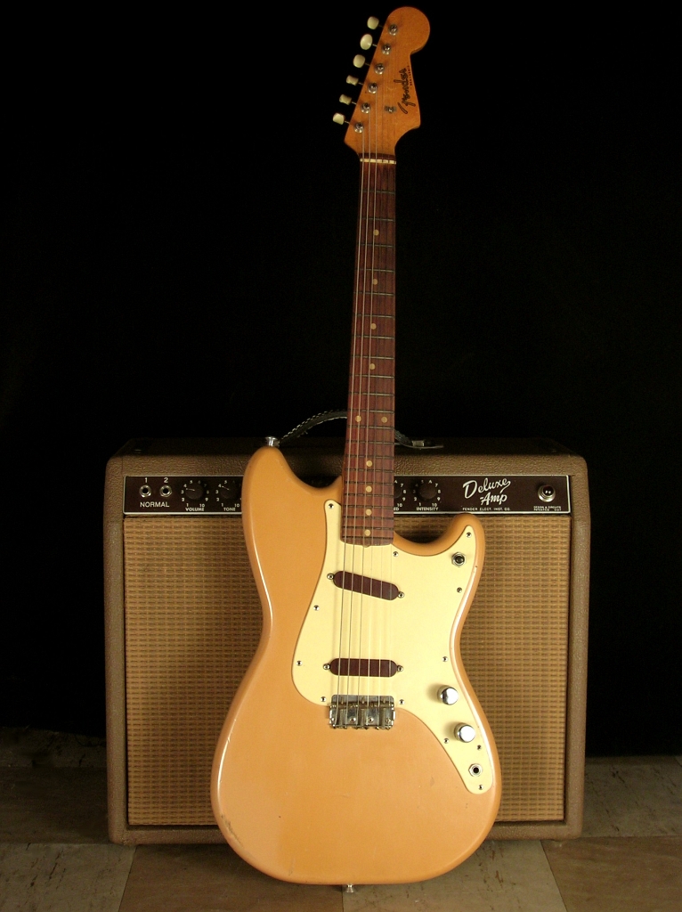 Pagar tributo club Juguetón Fender Bronco - una guitarra mu rara y bonica - Guitarrista